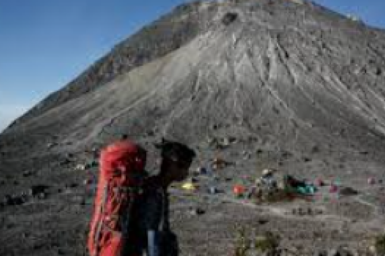 Bahaya! Pendaki Ilegal di Gunung Merapi Viral, Satu Selamat dan Tim SAR Masih Cari Dua Lainnya