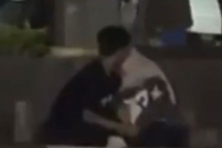 Viral Video Sejoli Bermesraan Secara Intim di Bundaran GKB Gresik, Pelaku Bikin Klarifikasi Tentang Perbuatannya