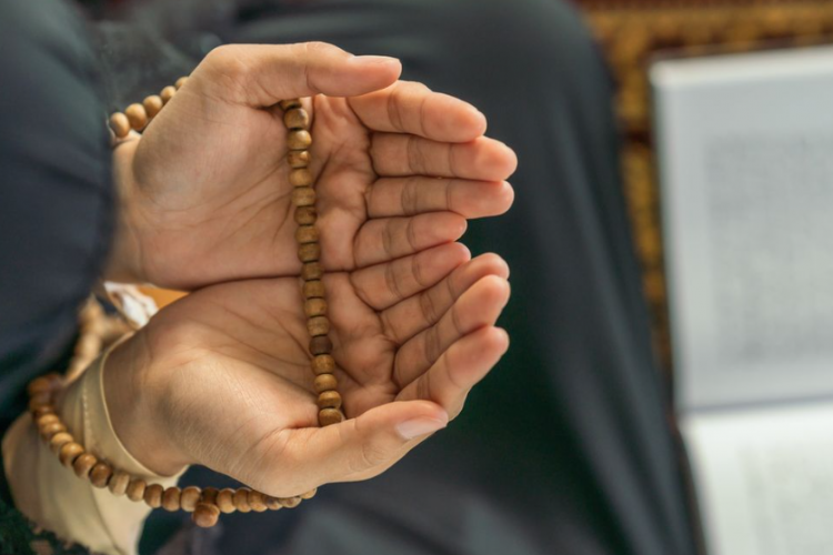 Cara Mengamalkan Doa Nurbuat Agar Minta Uang Langsung Dikabulkan Segera