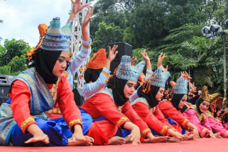 Mengenal Tari Indang Asal Sumatera Barat: Sejarah Singkat, Aturan Penari, hingga Tata Panggung