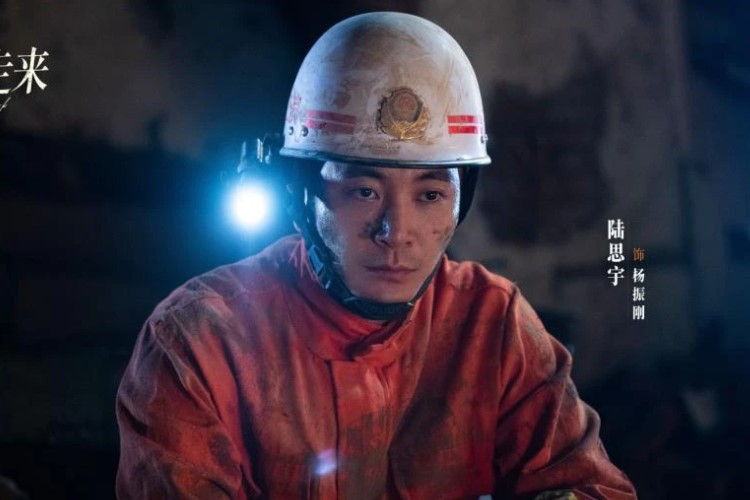 Nonton Drama China Bright Eyes in the Dark (2023) Episode 7-8 Sub INDO Kebakaran Besar di Pusat Kota Bikin Para Tim Gentar 