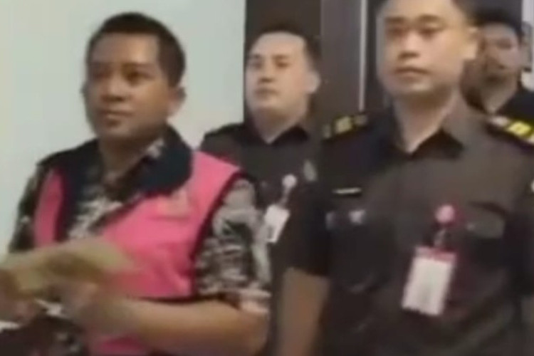 Kades Slamet Priyanto Ditahan, Kasus Pungli Hampir Rp1 Miliar Gegerkan Sidoarjo: Skandal yang Bikin Netizen Heboh!