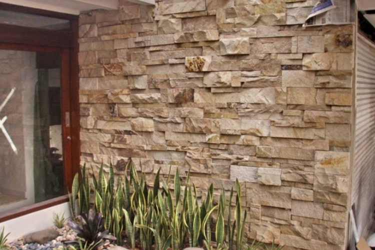 Keunggulan dan Kekurang Menggunakan Batu Alam Pada Teras Dinding Rumah