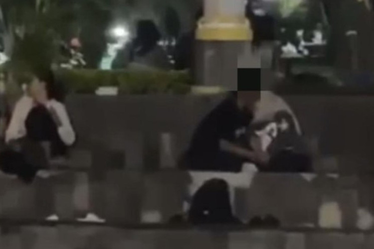Terkuak Sosok Sejoli Viral Lakukan Adegan Tak Senonoh di Taman Bundaran GKB Gresik!
