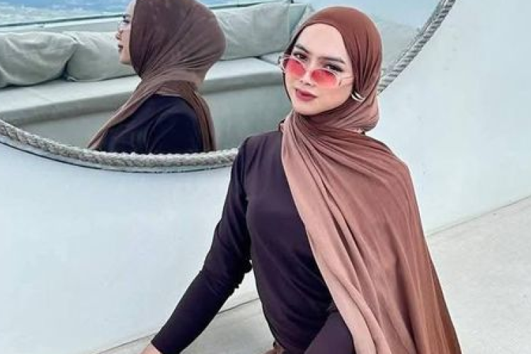 Vira MUA Dea alias Deni Asal Lombok yang Ternyata Pria, Menyamar Jadi Wanita Berhijab! Dijuluki Sister Hong nya Indonesia