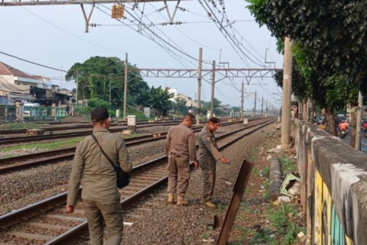 Link Video Mesum Sejoli di Rel Jatinegara Ramai di X, Satpol PP Lakukan Pengamanan!