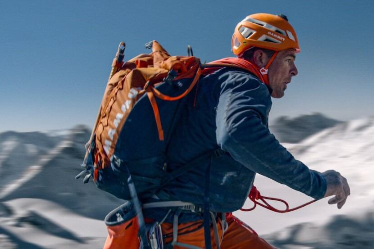 Nonton Film Dokumenter Netflix Race to the Summit (2023) Full Movie Sub Indo Misi Pecahkan Rekor Pendakian Tercepat di Pegunungan Alpen Swiss
