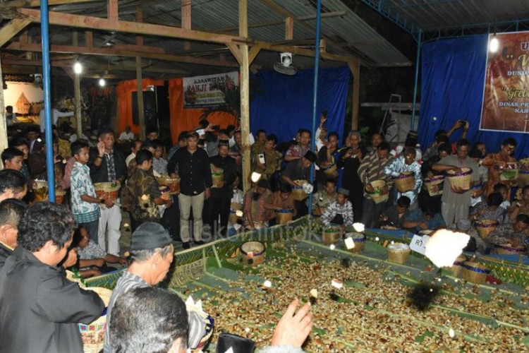 Daftar Event Kabupaten Tegal Bulan Agustus 2023, Peringatan Sedekah Suro dengan Pelemparan Apem