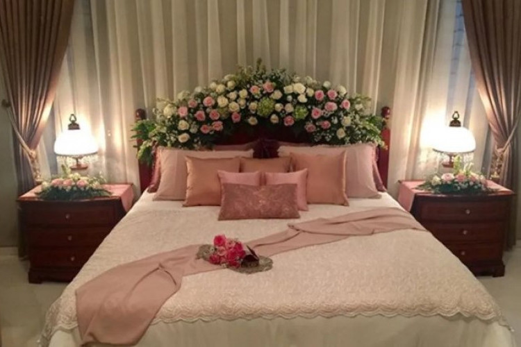 Contoh Dekorasi Kamar Pengantin Tema Bunga-bunga, Terlihat Mewah dan Elegan Banget!