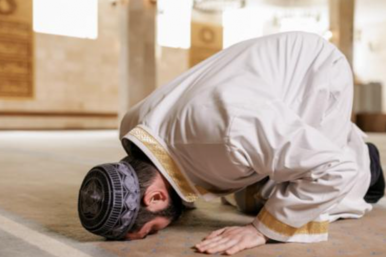 Sujud Tilawah Adalah: Pengertian, Hukum, Bacaaan Doa dan Artinya, Serta Tata Cara Melaksanakan