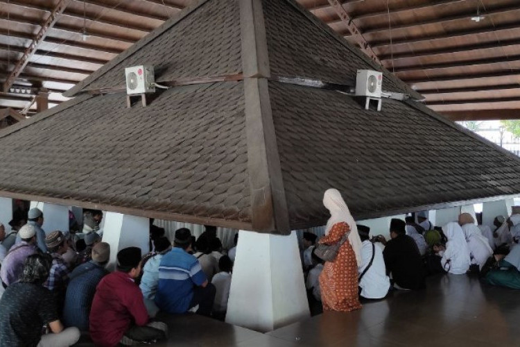 Daftar Tempat Ziarah di Surabaya yang Wajib Kalian Kunjungi, Ada Makam Sunan Ampel hingga Makam Mbah Priok