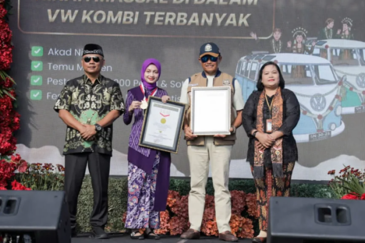 53 Pasangan Gelar Prosesi Akad Nikah Didalam Mobil Volkswagen Kombi di Kediri, Sukses Pecahkan Rekor MURI