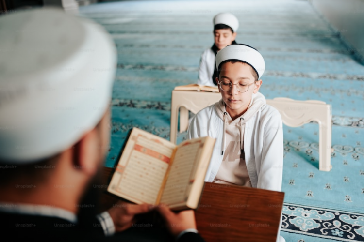 Membaca Al Quran dengan Ilmu Tajwid Hukumnya Adalah? Berikut Penjelasan yang Umat Muslim Harus Tau!