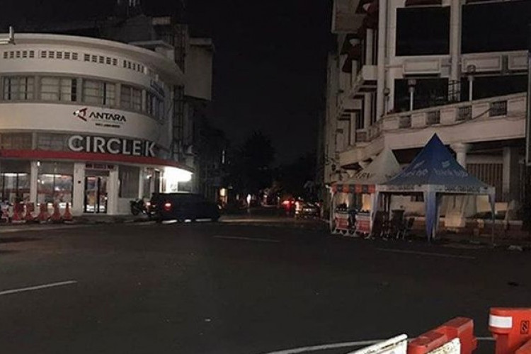 Pap Jalan Saat Malam Hari, Untuk Bilang Ke Temen: Lagi OTW Nih!