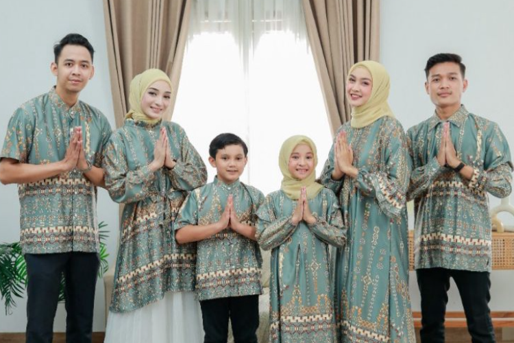 Rekomendasi Model Baju Lebaran Sarimbit Buat Keluarga Besar 2023, Hiasi Hari Fitri Dengan Paduan Busana Earth Tone yang Adem 