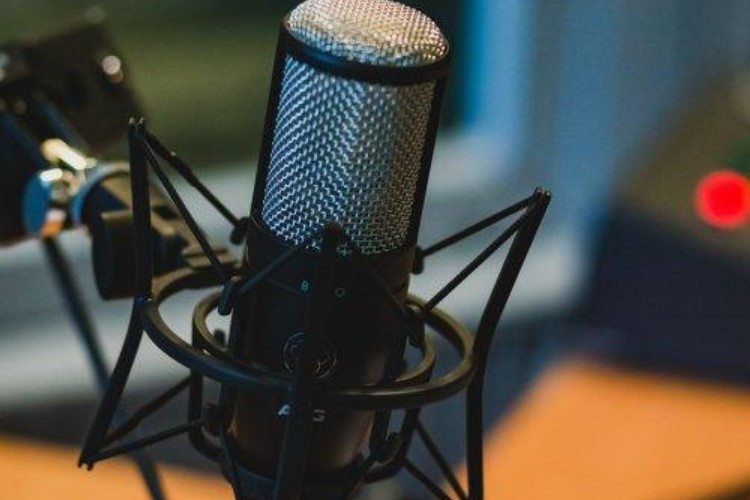Rekomendasi Podcast Tentang Pinjol yang Bisa Jadi Referensi Sebelum Ambil Pinjaman, Mending Pikir-Pikir Dulu Deh