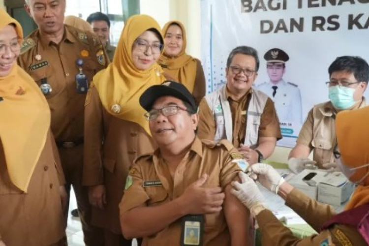 Upaya Menekan Angka Sakit Petugas Medis Melalui Program Imunisasi Seribu Dosis Vaksin Influenza untuk Nakes di Pandeglang
