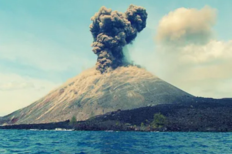 Masih Dilakukan Pencarian! 5 Jurnalis Hilang Kontak Saat Hendak Meliput Anak Krakatau, Basarnas Turun Tangan