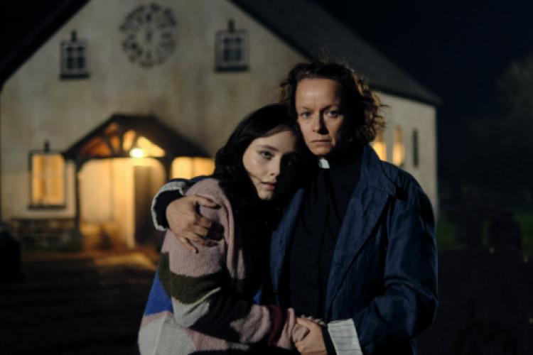 Samantha Morton Alami Kisah Horor Di Villa, Lihat di Sinopsis Series The Burning Girls (2023) yang Dibintanginya Bareng Ruby Stokes 