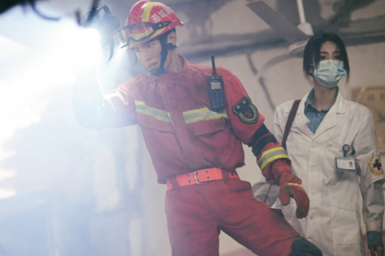 Nonton Drama China Fireworks of My Heart (2023) Episode 25 26 SUB INDO, Tonton Aksi Keren Penyelamatan Yang Yang Disini!