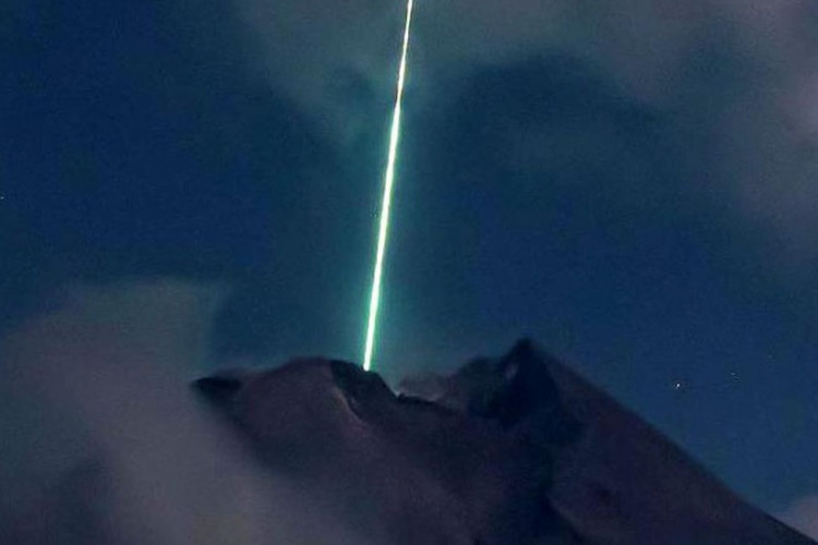 Viral Beredar Video Benda Misterius di Atas Gunung Merapi, Bentuknya Mirip Seperti UFO Alien
