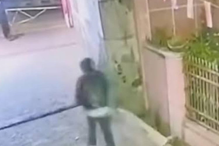 Detik-Detik Pria Misterius Bakar Bendera Merah Putih di Bandung Jelang HUT RI, Polisi: 'Masih Kami Selidiki!'