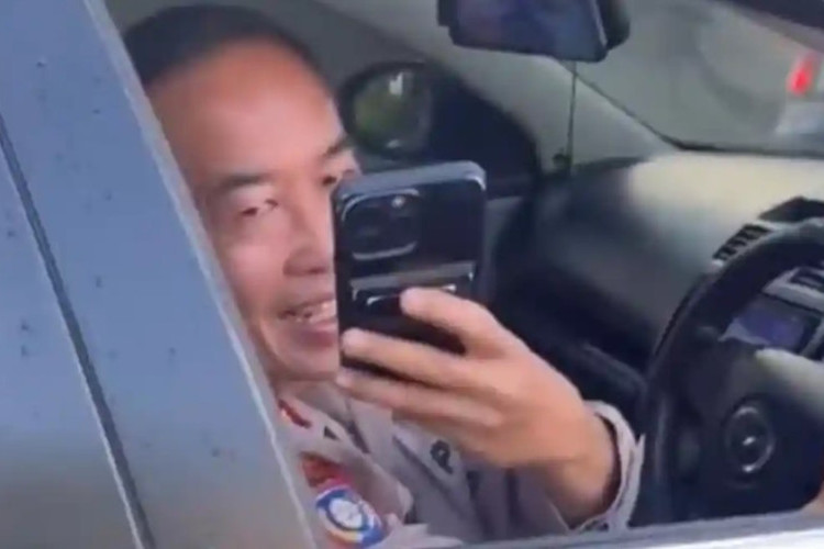 Permintaan Maaf Polda Kalsel Usai AKBP Saharudin Merokok saat Menyetir, Ungkap Sudah Memberi Sanksi!