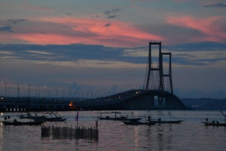 Suramadu View Point Rekomendasi Tempat Healing Baru, Menikmati Senja dengan Gemerlap Lampu Kota