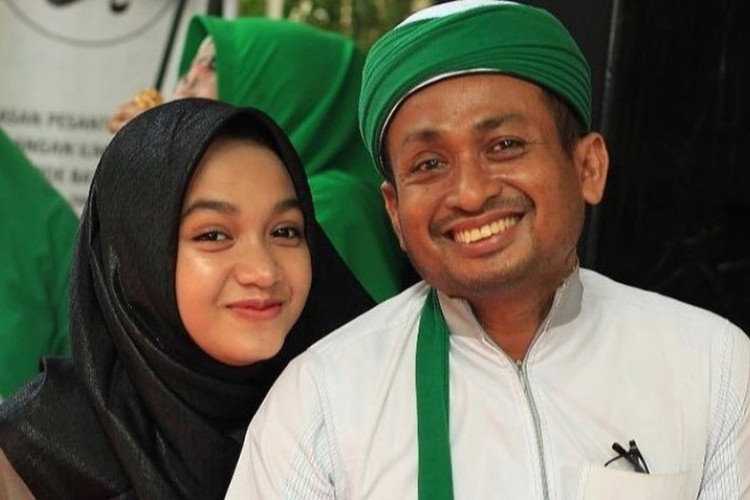 Keluarga Ning Umi Laila Ustadzah Muda Populer di Kalangan Anak Muda, Putri KH. Edy Rahmatullah