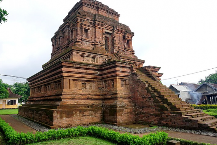 Berakhirnya Dinasti Isyana di Jawa Timur Ditandai dengan?