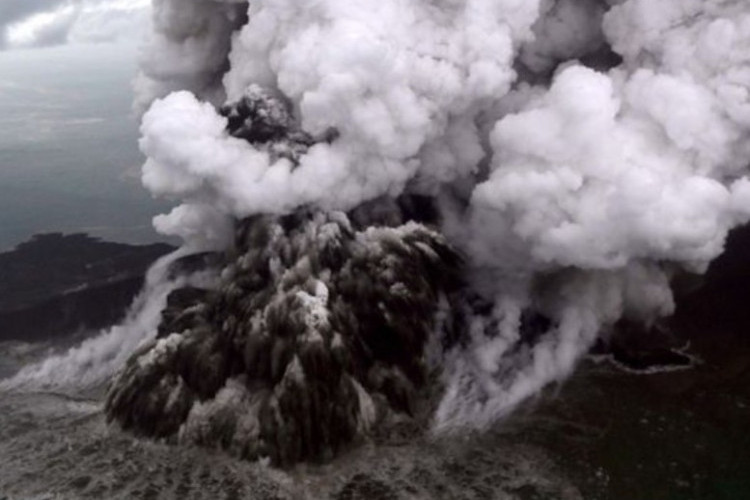 Ini Dia Pengertian dan Karakteristik Letusan Strombolian Gunung Anak Krakatau