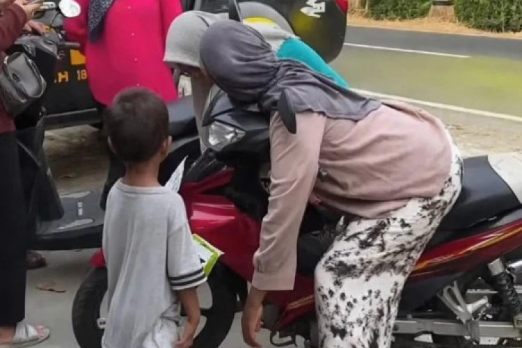Detik-Detik Tragis Seorang Ibu di Ponorogo Ditemukan Kaku di Atas Sepeda Motor Saat Mengantar Anak Bungsunya Berobat ke Bidan 