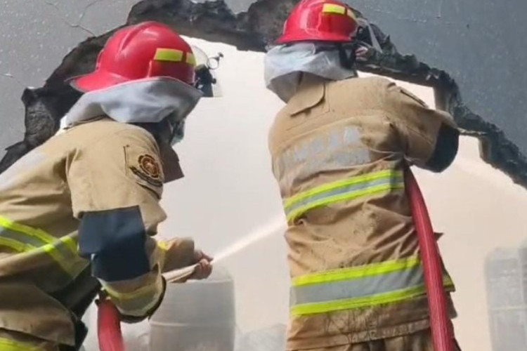 Gudang Kimia di Mundu Cirebon Ludes Terbakar, Diduga Berawal dari Ledakan Drum Bahan Kimia