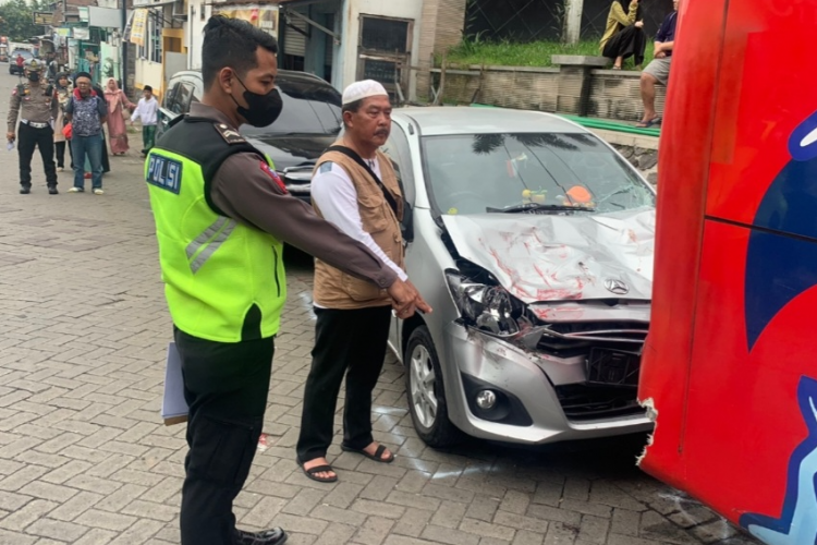 Nahas! Begini Kronologi 6 Pelajar Rombongan MTsN 1 Kediri Tergencet Mobil-Bus di Gresik