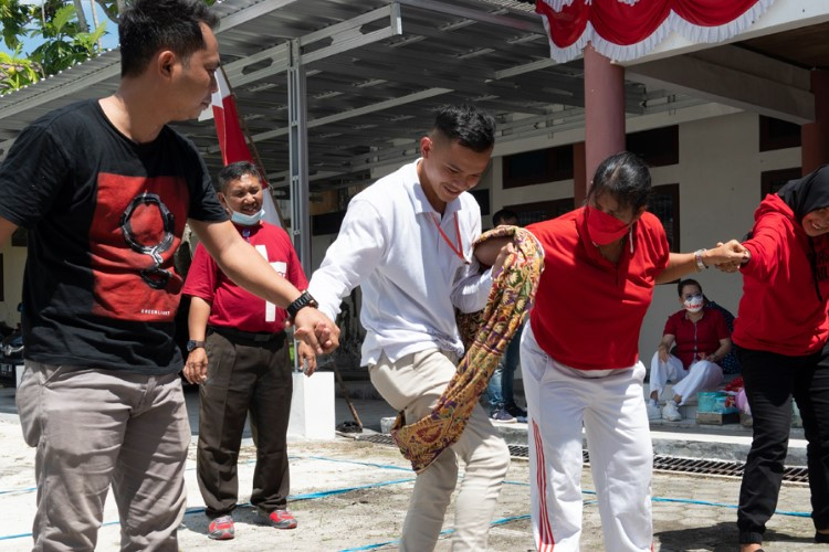 Apa Itu Lomba Estafet Sarung? Sebuah Ide Kegiatan Seru Untuk Merayakan 17 Agustusan Buat yang Unik dan Kreatif