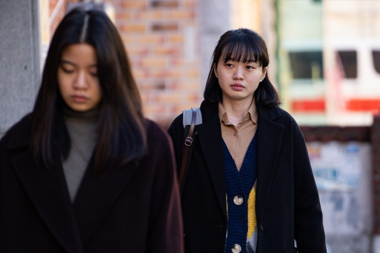 Sinopsis Film Korea The Apartment with Two Women (2021) Kisah Ibu Tempramen dan Anak Perempuannya yang Pendiam 