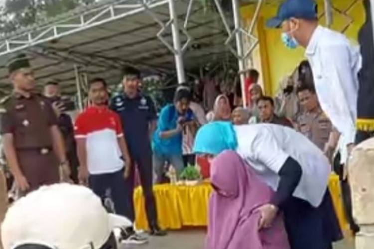 Video Pelakor di Aceh Diganjar Hukum Cambuk Viral di Tiktok, Banyak Orang Berkerumun!