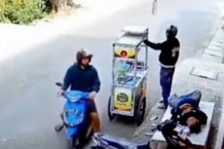 Terekam CCTV! Maling Tega Gasak Tas Pedagang Martabak yang Tertidur, Kado HP untuk Anak Hilang