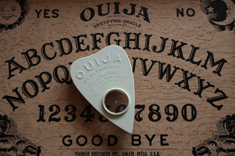 Asal Usul Ouija, Game Papan Populer yang Digadang-Gadang Miliki Kekuatan Mistis