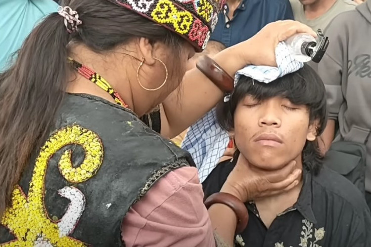 Siapa Ibu Ida Dayak yang Lagi Viral di Tiktok, Bisa Sembuhkan Tulang Bengkok dengan Sekali Usap