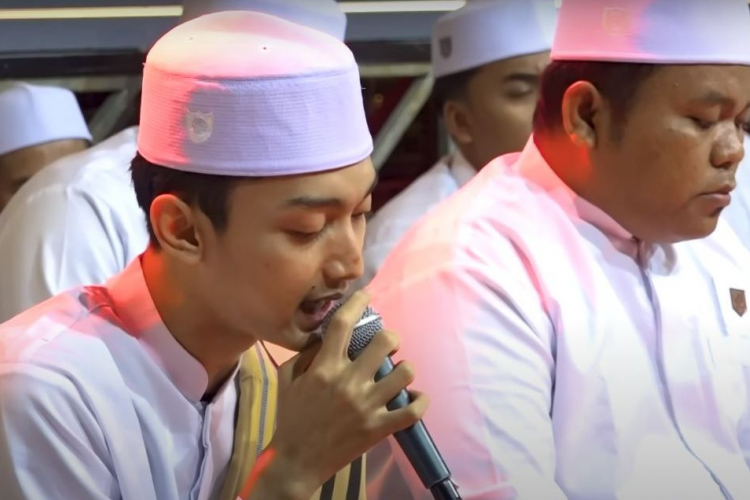 Bacaan Sholawat Gus Azmi Terbaru dan Terlengkap, Lantunannya Bikin Hati Jadi Makin Adem!