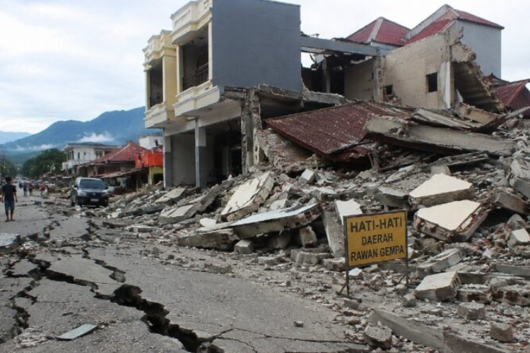 Heroik! Kisah 6 Bidan Tangani Persalinan di Tengah Gempa NTT 7,7 Skala Richter Cuma Pakai Senter HP Sebagai Penerangan