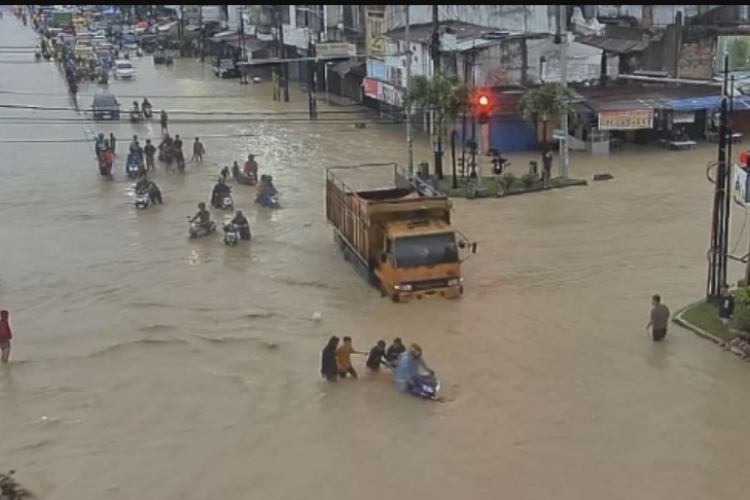 Video CCTV Kampung Lalang Banjir Viral, Terendam Bak Lautan Hingga Jalur Penghubung Lumpuh!