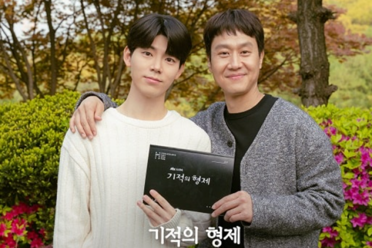 Nonton Drama Korea Miraculous Brothers (2023) Episode 1 SUB Indo, Sebuah Misteri yang Diungkap 2 Pemuda!