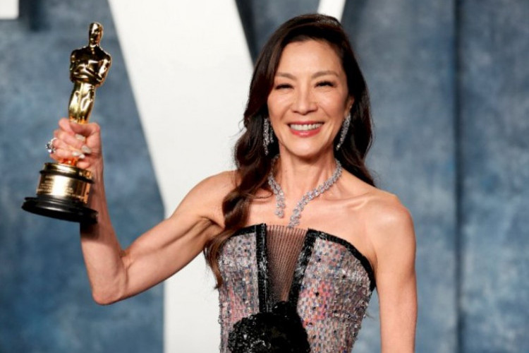 Membanggakan! Michelle Yeoh Aktris Asia Pertama Memenangkan Piala Oscar 2023