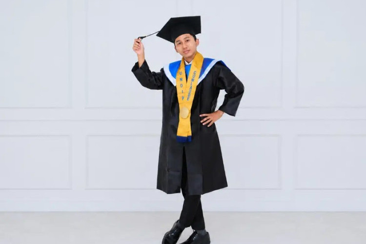 Profil Pato Sayyaf Lulusan S1 Fisika UNDIP Usia 18 Tahun, Sempat Viral Ditolak Ikut UN!