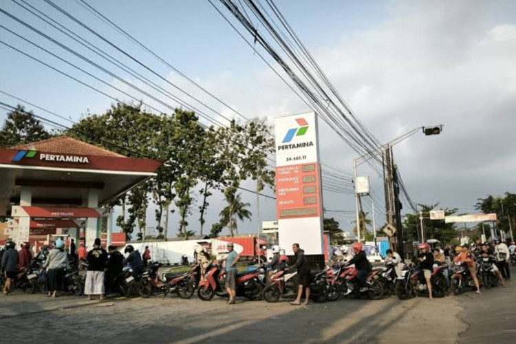 BBM Langka di Beberapa Daerah Sebabkan Antrian Panjang di SPBU, Bahlil Berikan Respon Terkait Kondisi Ini! 