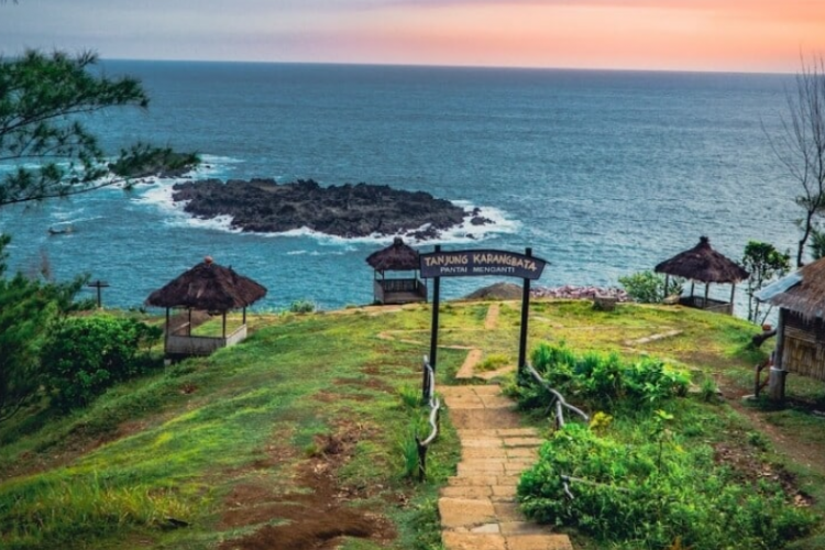 Pantai Menganti, Jawa Tengah: Lokasi, Harga Tiket 2023, Fasilitas Wisata, dan Jam Operasional