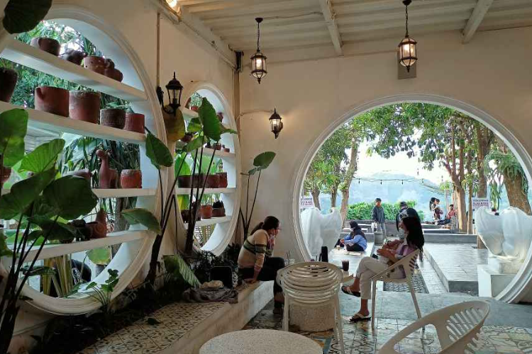 Jam Operasional Gresik Empire Cafe Wisata Instagramable Berkonsep Eropa Klasik yang Mewah 