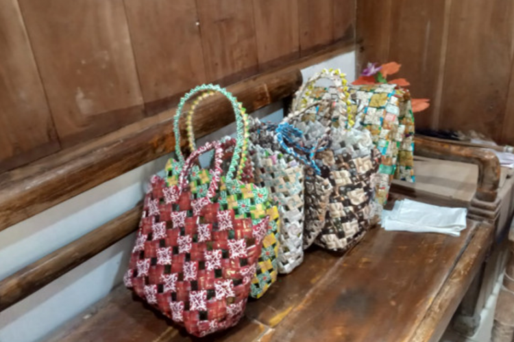 Kumpulan Kerajinan Tas dari Limbah Plastik Kreatif, Bisa Jadi Inovasi Mahal dengan Bahan Murah